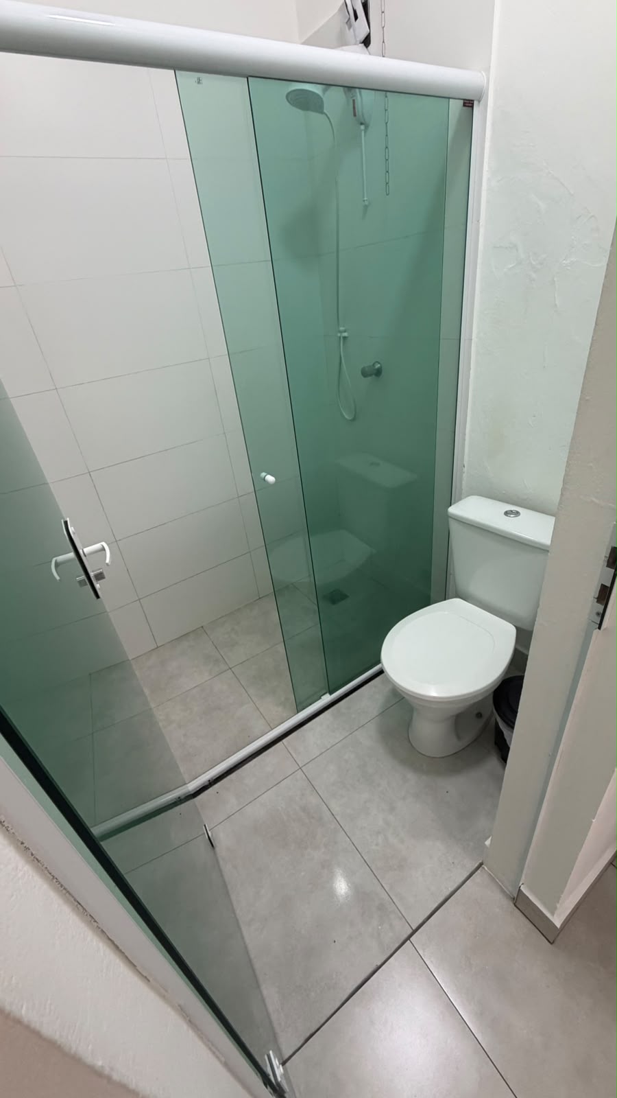 Banheiro com box de vidro da Bella Home