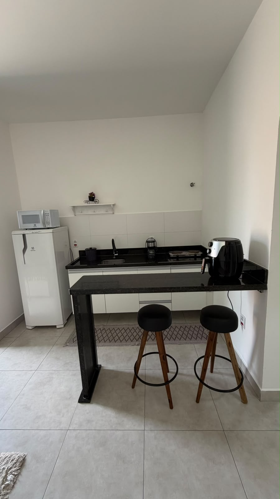 Cozinha completa com geladeira, micro-ondas e air fryer