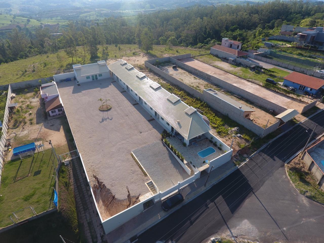 Vista aérea das unidades e do pátio da Bella Home em Pedreira